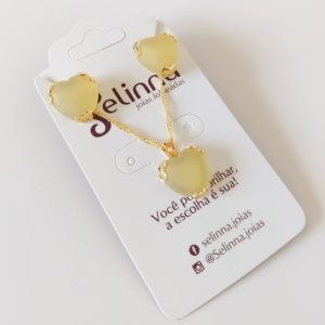 COLAR E BRINCO DE CORAÇÃO COLORIDO AMARELO